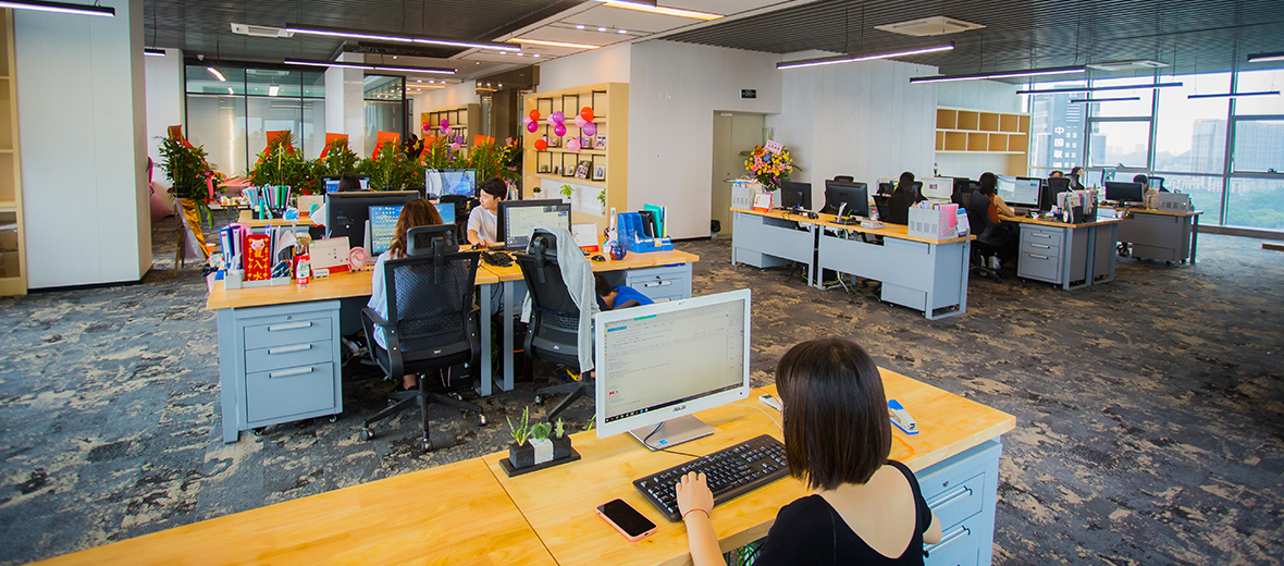 صندوق بريد مثبت على الحائط